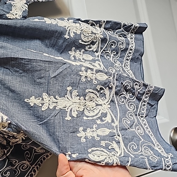 Embroidered Shirt With Flare Sleeves in Kids Size 2t EUC - Picture 3 of 6